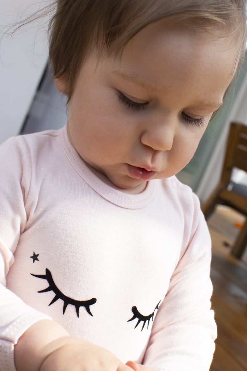 Morelowe body z zamkniętymi oczkami - obrazek 4