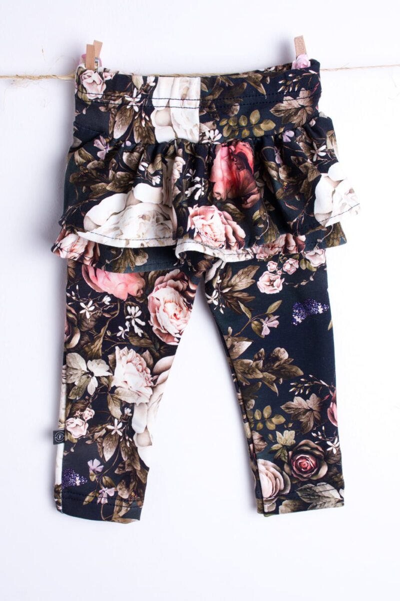 Legginsy z falbankami na tyle kwiaty na ciemny tle - obrazek 4