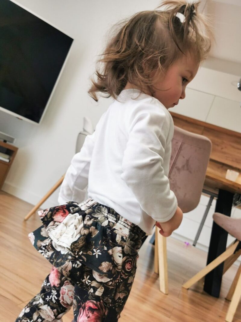 Legginsy z falbankami na tyle kwiaty na ciemny tle - obrazek 3