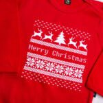 Body czerwone z długim rękawem z nadrukiem sweterka Merry Christmas rozmiar 74