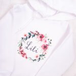 Bluza biała z kapturem kwiatowy wieniec z imieniem Lili rozmiar 98