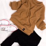 Sweterek niemowlęcy koloru karmelowego