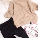 Sweter dziecięcy koloru beżowego