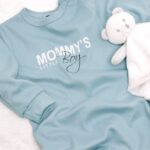 Pajac niemowlęcy niebieski z nadrukiem mommy's little boy