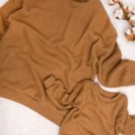 Swetry dla mamy i dziecka koloru karmelowego