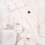 Spodnie bawełniane niemowlęce miś w papierowym samolocie