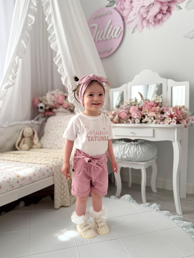 Różowe krótkie spodenki z ozdobnym wiązaniem