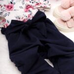 Granatowe spodnie dla dziewczynki z ozdobnym wiązaniem