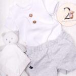 Prążkowane body niemowlęce białe z krótkim rękawem