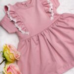 Różowa sukienka dla dziewczynki z koronką i krótkim rękawem