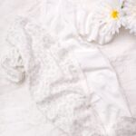 Pajacyk niemowlęcy w srebrne kwiatuszki