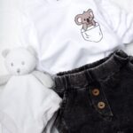 T-shirt dla dziecka z nadrukiem leniwca w kieszonce