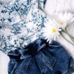 Body lub koszulka dla dziewczynki w niebieskie kwiaty krótki rękaw