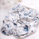 Pajacyk niemowlęcy ze stópkami w niebieskie kwiaty