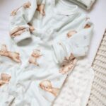 Pajacyk niemowlęcy ze stópkami w śpiące misie