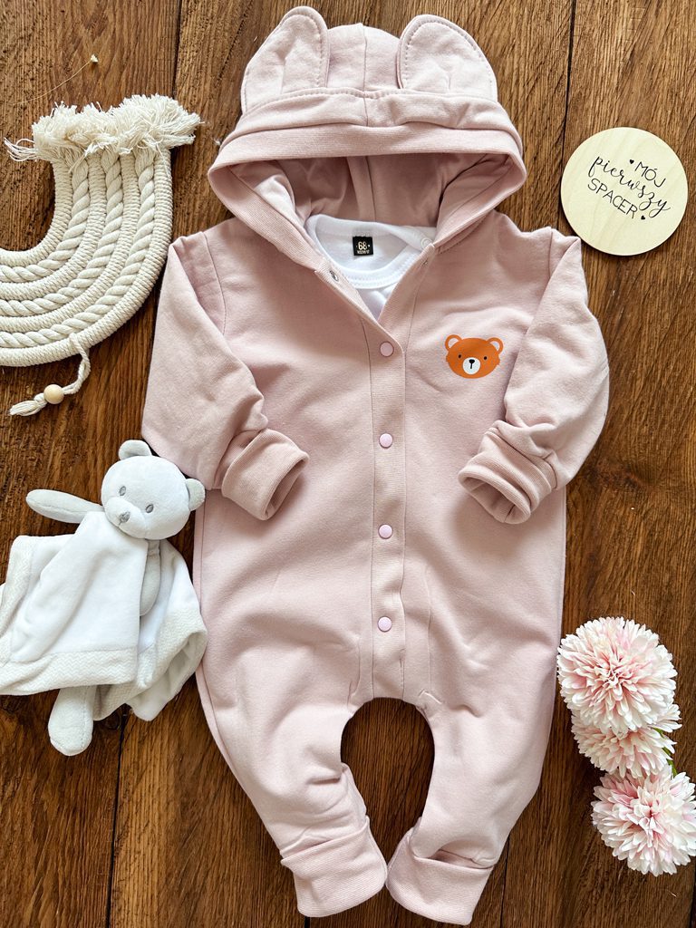 Kombinezon niemowlęcy brudny róż z kapturem i uszkami z nadrukiem misia - obrazek 3
