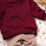 Sweter dziecięcy koloru bordowego