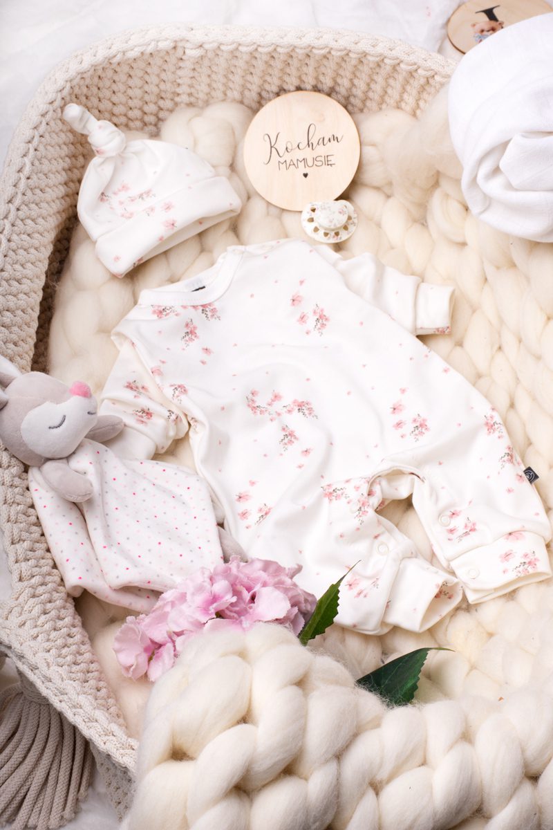 Pajac niemowlęcy bez stópek w różowe kwiatuszki