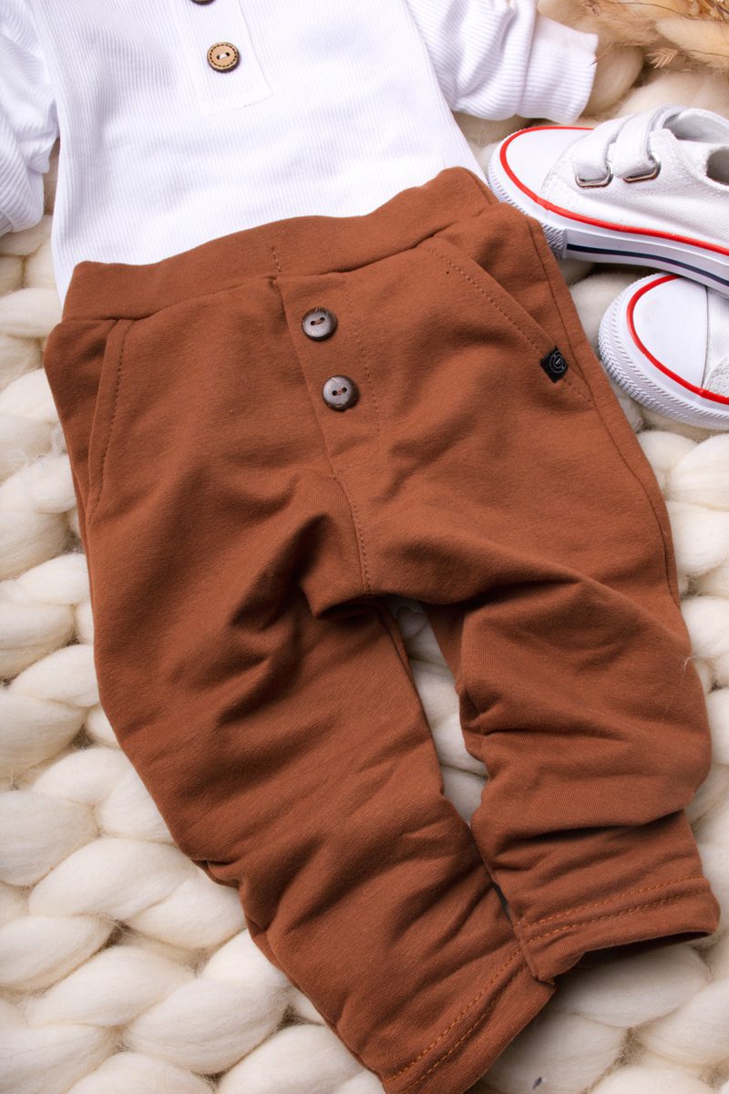 Spodnie dla chłopca koloru cynamonowego