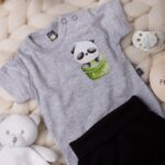 Szare body/koszulka z nadrukiem pandy w kieszonce