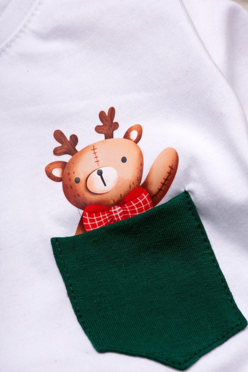 Koszulka świąteczna z reniferem w zielonej kieszonce