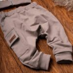 Spodnie dla chłopca typu baggy kolor beżowy