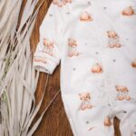 Bawełniany pajac niemowlęcy ze stópkami miś pod kołderką