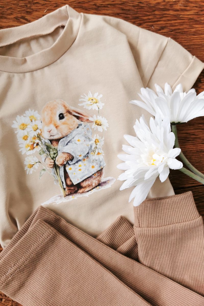 Koszulka dziecięca z nadrukiem króliczka ze stokrotkami