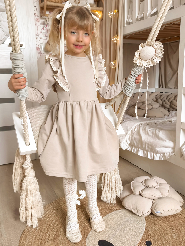 Jasnobeżowa sukienka dla dziewczynki z falbankami