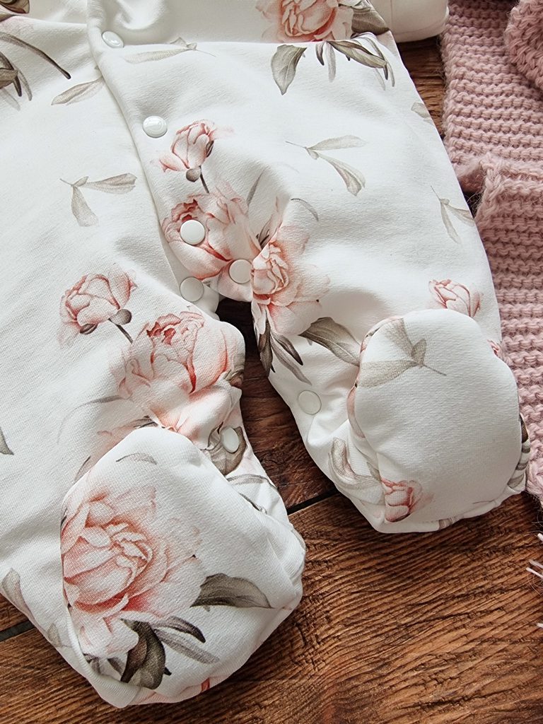 Ocieplany kombinezon dla niemowlaka delikatne kwiaty - obrazek 3