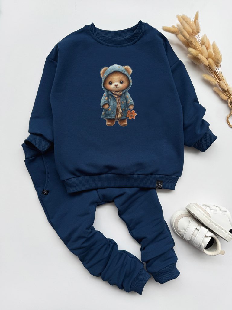 Komplet dla dziecka miś w niebieskim płaszczu (bluza + spodnie)