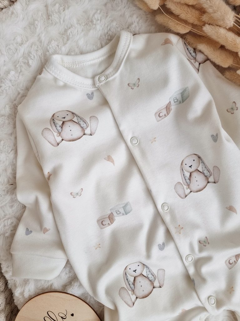 Bawełniany pajac niemowlęcy ze stópkami kraina zabawek