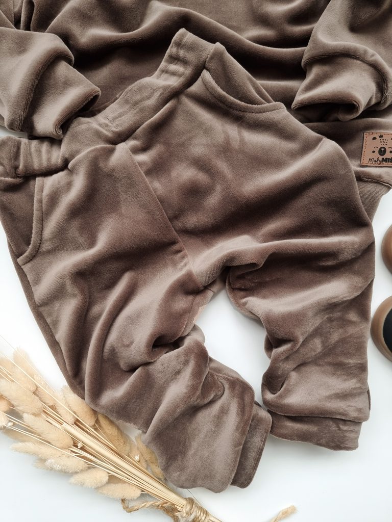 Dres welurowy dziecięcy brązowy - obrazek 4