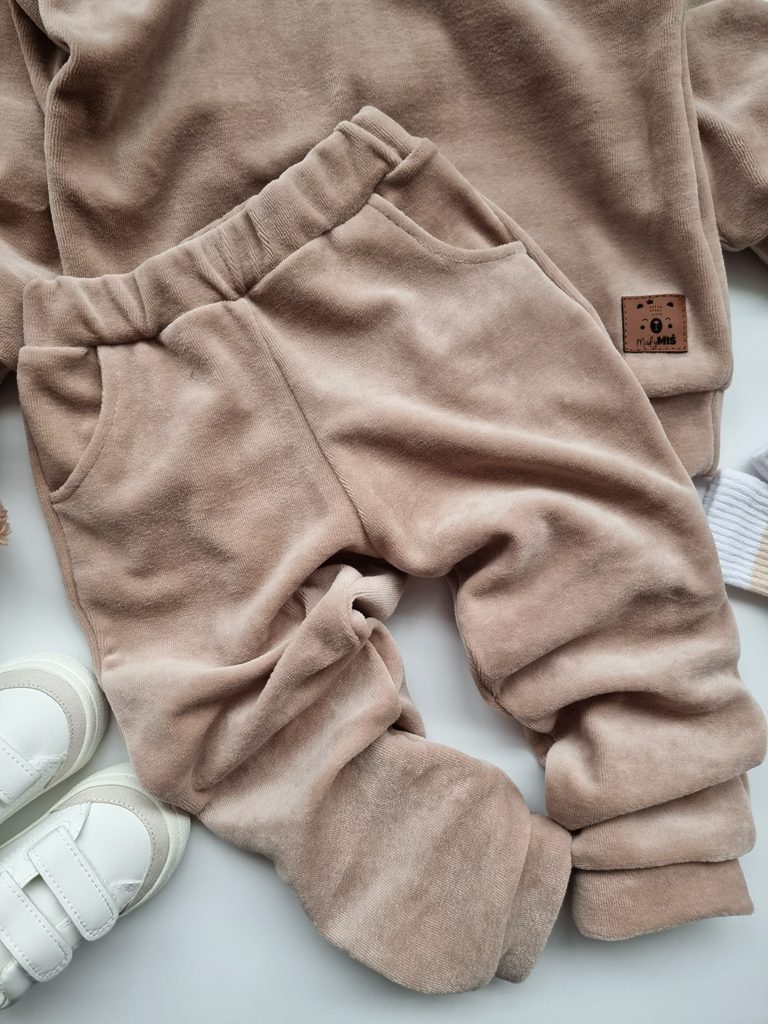 Dres welurowy dziecięcy cappuccino - obrazek 3