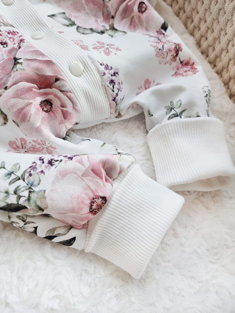 Kombinezon niemowlęcy z kapturem i uszkami kwiaty w kępkach - obrazek 4