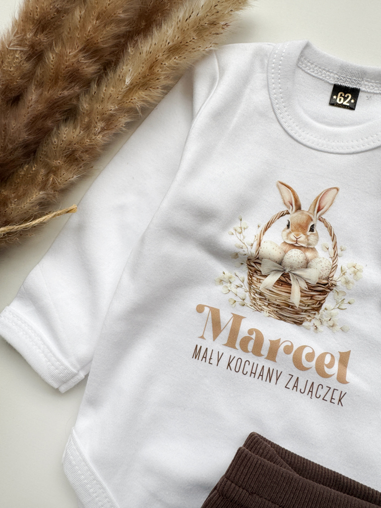 Body niemowlęce mały zajączek w koszu z pisankami