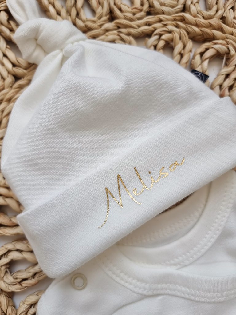 Czapka dla niemowlaka ze złotym imieniem - obrazek 4