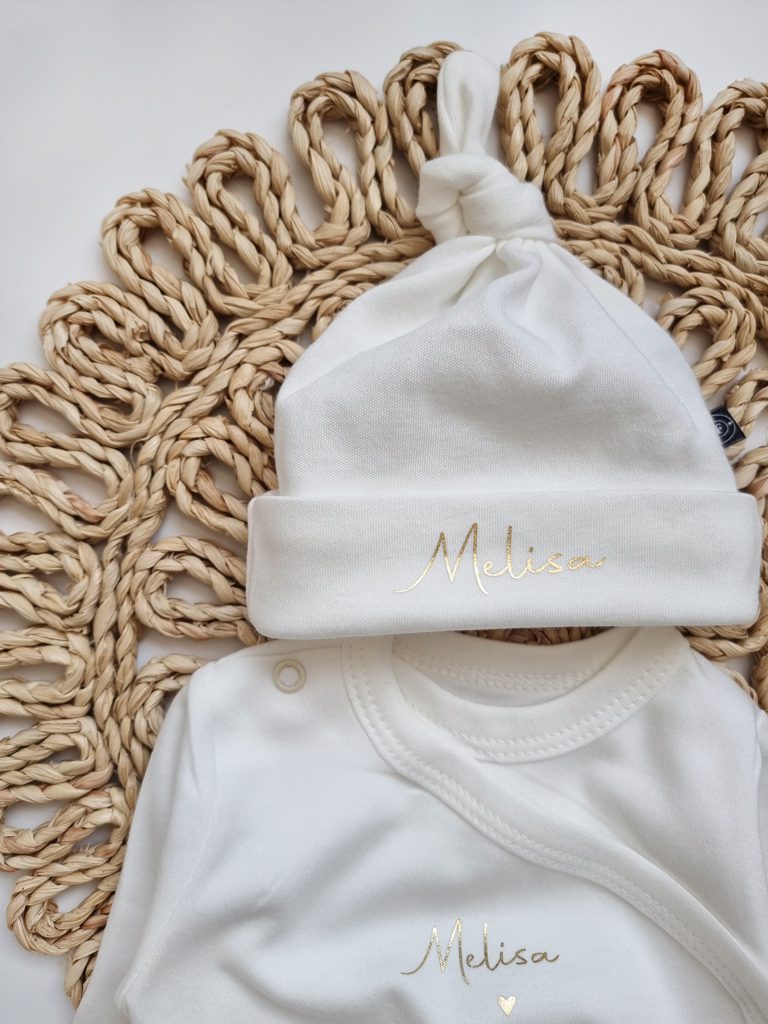 Czapka dla niemowlaka ze złotym imieniem - obrazek 3