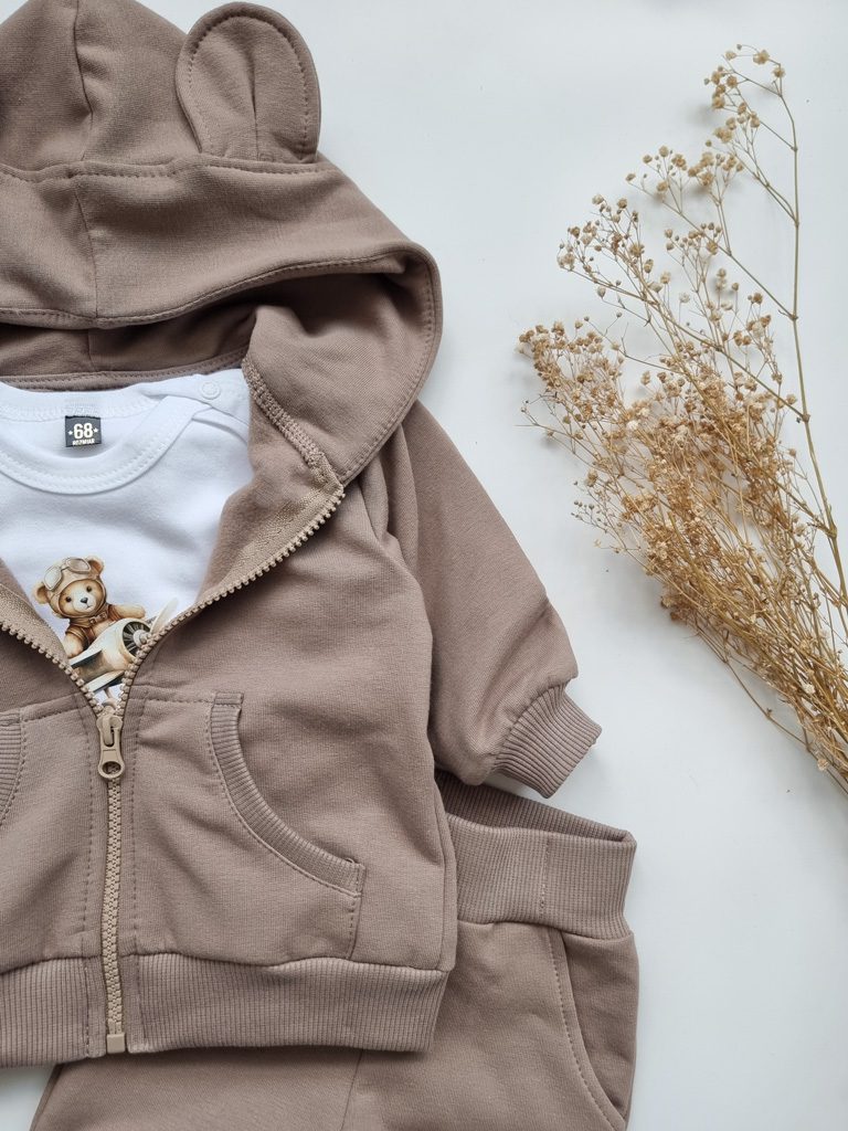 Niemowlęcy dres z uszkami misia koloru beżowego - obrazek 3