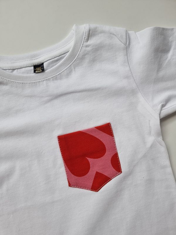 Koszulka biała krótki rękaw kieszonka w serca rozmiar 116