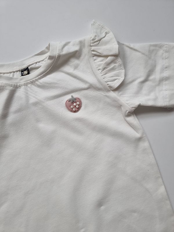 Koszulka ecru z falbankami przy rękawach krótki rękaw  truskawka  rozmiar 116