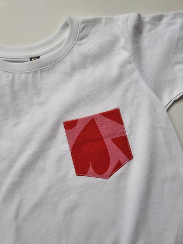 Koszulka biała krótki rękaw kieszonka w kropki rozmiar 122