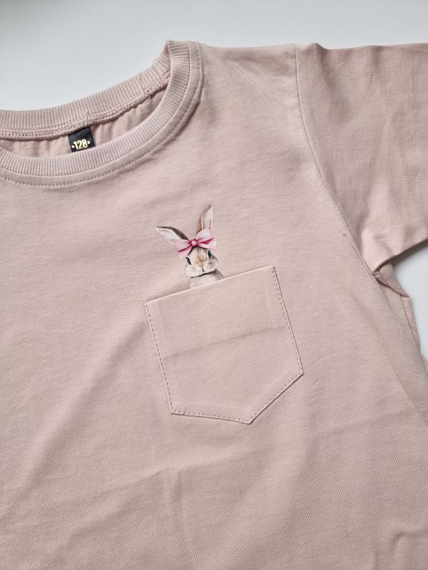 Koszulka brudny róż krótki rękaw królik w kieszonce rozmiar 128