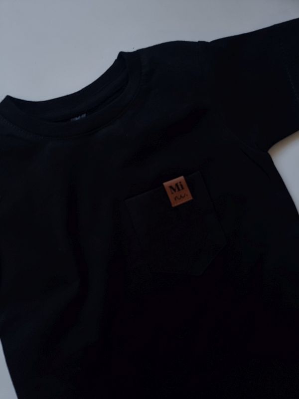 Koszulka czarna krótki rękaw kieszonka mini rozmiar 92