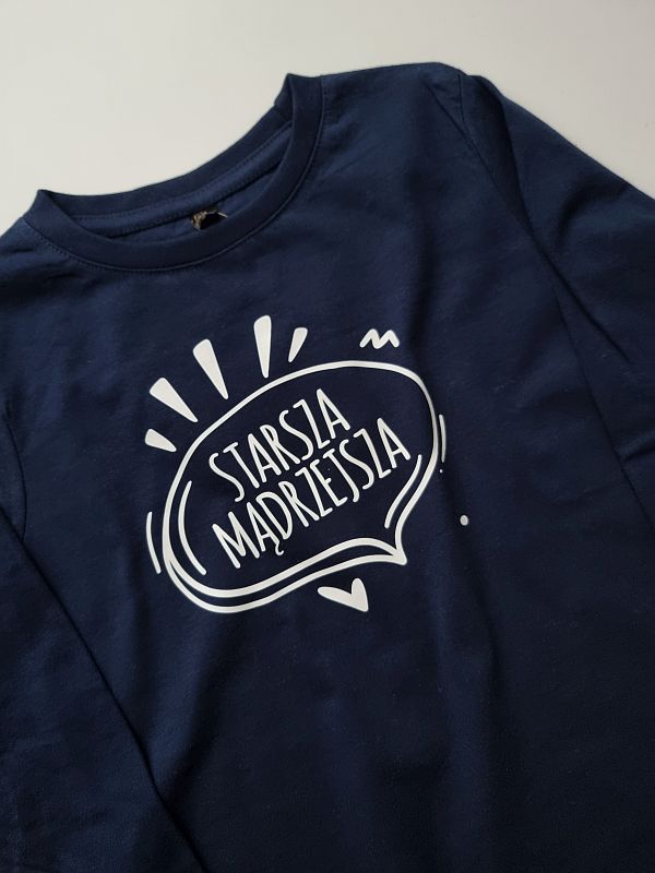 Koszulka granatowa długi rękaw starsza mądrzejsza rozmiar 110