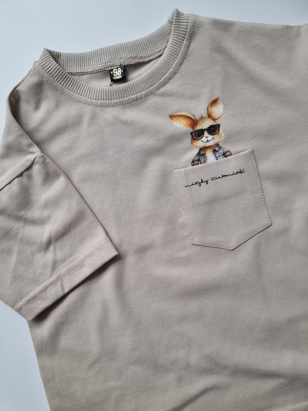 Koszulka jasny beż krótki rękaw królik w kieszonce rozmiar 98