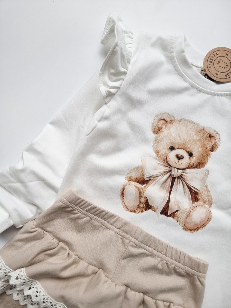 Koszulka z falbankami przy rękawach pluszowy miś z kokardą