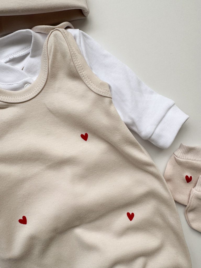 Śpiochy niemowlęce z nadrukiem serduszek + kaftanik