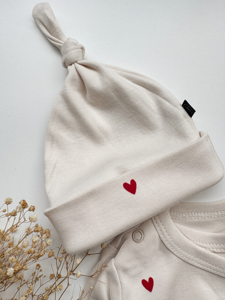 Czapeczka supełek z nadrukiem serduszka