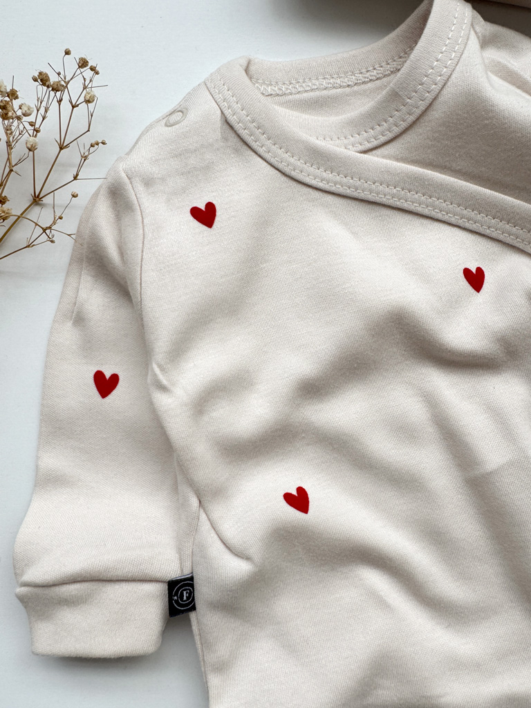 Body kopertowe z nadrukiem serduszek